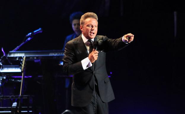 Luis Miguel durante un concierto. 