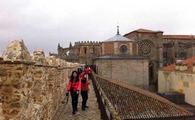 Turistas en Ávila.