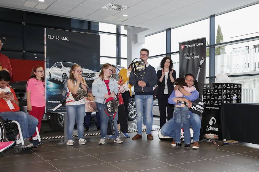 Durante el acto se entregaron un total de 25 raquetas, donadas por la marca Tecnifibre, a personas con discapacidad, niños sin recursos y en riesgo de exclusión social, alumnos oncológicos y a 10 alumnos que van a iniciarse en la práctica de este deporte en sillas de ruedas