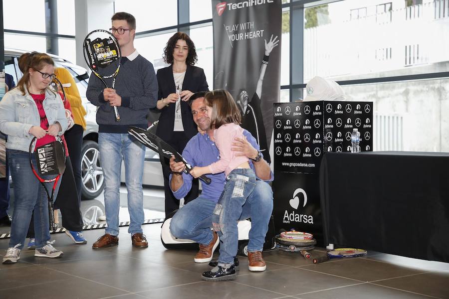 Durante el acto se entregaron un total de 25 raquetas, donadas por la marca Tecnifibre, a personas con discapacidad, niños sin recursos y en riesgo de exclusión social, alumnos oncológicos y a 10 alumnos que van a iniciarse en la práctica de este deporte en sillas de ruedas