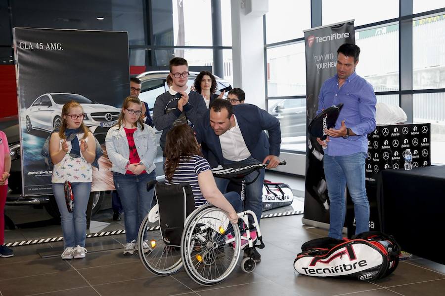 Durante el acto se entregaron un total de 25 raquetas, donadas por la marca Tecnifibre, a personas con discapacidad, niños sin recursos y en riesgo de exclusión social, alumnos oncológicos y a 10 alumnos que van a iniciarse en la práctica de este deporte en sillas de ruedas