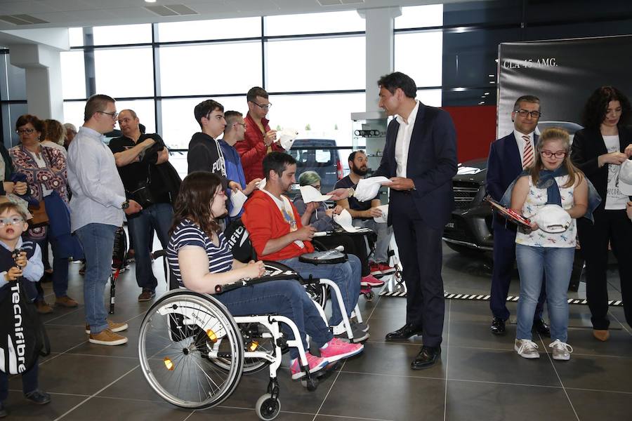 Durante el acto se entregaron un total de 25 raquetas, donadas por la marca Tecnifibre, a personas con discapacidad, niños sin recursos y en riesgo de exclusión social, alumnos oncológicos y a 10 alumnos que van a iniciarse en la práctica de este deporte en sillas de ruedas