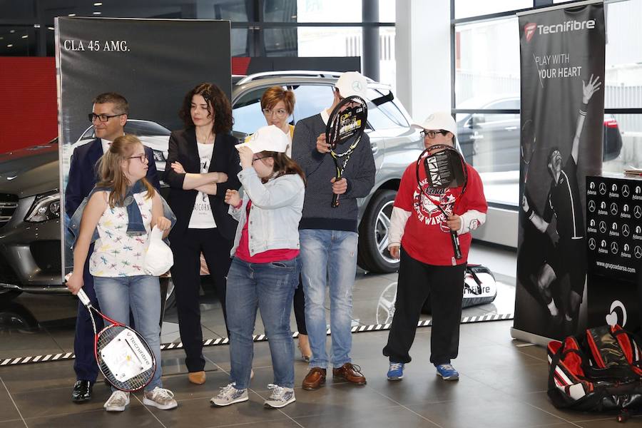 Durante el acto se entregaron un total de 25 raquetas, donadas por la marca Tecnifibre, a personas con discapacidad, niños sin recursos y en riesgo de exclusión social, alumnos oncológicos y a 10 alumnos que van a iniciarse en la práctica de este deporte en sillas de ruedas