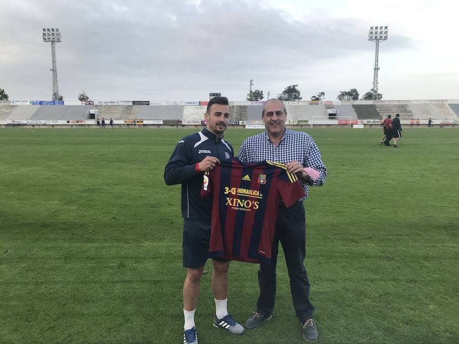 Aitor Pons, junto al presidente del Poblense. 