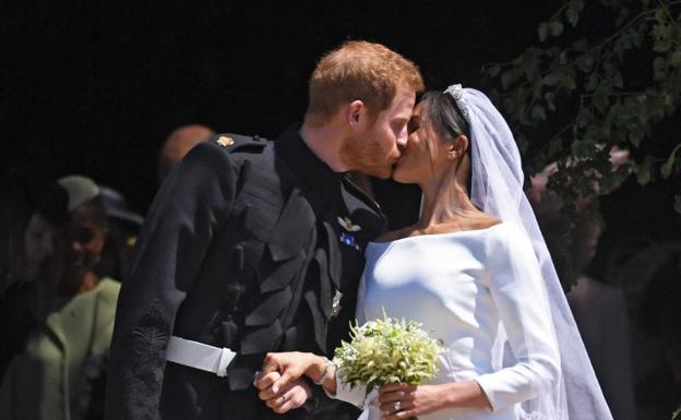 Meghan Markle y el príncipe Harry se besan a la salida de la capilla de San Jorge, en Windsor.