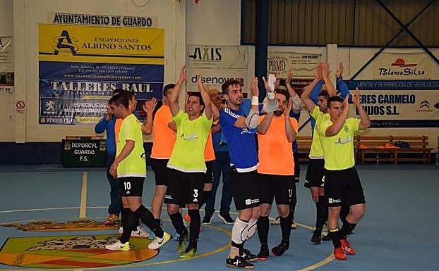 Los jugadores del Deporcyl celebran el triunfo. 