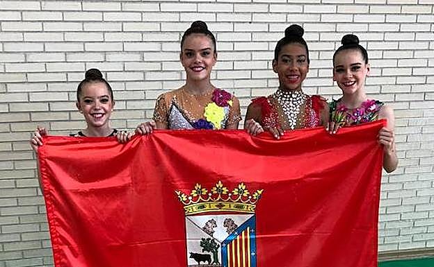 Las gimnastas posan con la bandera de Salamanca en tierras levantinas. 