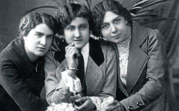 Carmen Cuesta del Muro, a la izquierda, junto a Sara Hernández y Josefa Segovia, en 1913. 