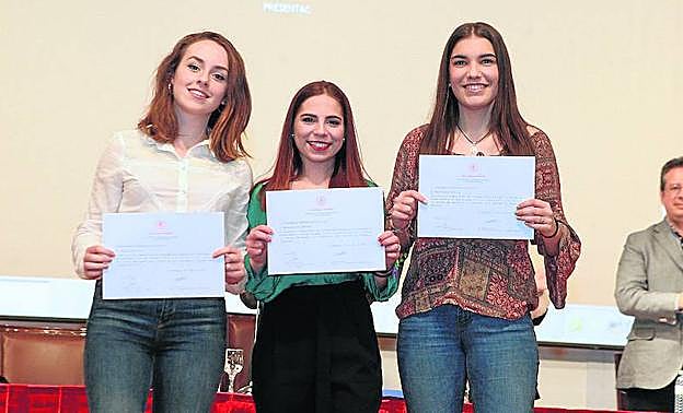 Tres alumnas del instituto Alonso Berruguete, con los diplomas. 