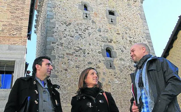 El abogado Alberto López-Villa (izq.), con los representantes de IU en Segovia, Ana Peñalosa y Ángel Galindo, ante el Torreón. 
