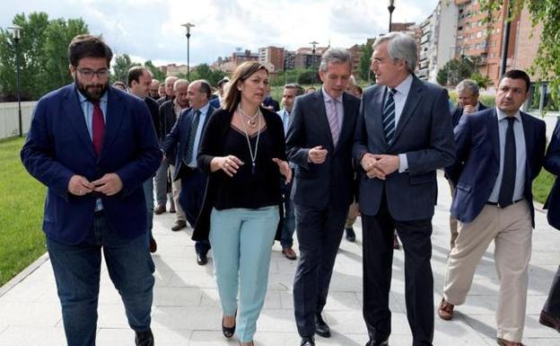 La consejera de Agricultura y Ganadería, Milagros Marcos; el delegado territorial de la Junta de Castilla y León, José Francisco Hernández (3d); el alcalde de Ávila, José Luis Rivas (2d); el presidente de la Diputación, Jesús Manuel Sánchez Cabrera (i); y el presidente del PP de Ávila, Carlos García (d), a su llegada al acto de clausura de la jornada 'La nueva PAC. Una oportunidad para el desarrollo económico de Ávila'. 