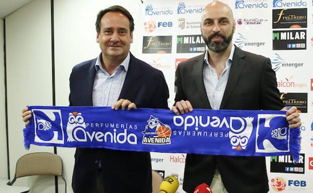 Jorge Recio y Lino López posan con una bufanda de Avenida. 