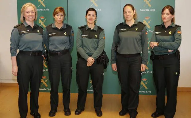 Cinco guardias civiles que prestan servicio en la Comandancia. 