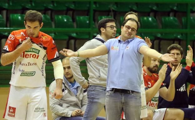 Dani Gordo, durante el partido que ha disputado esta temporada el BM Nava en el Pedro Delgado.