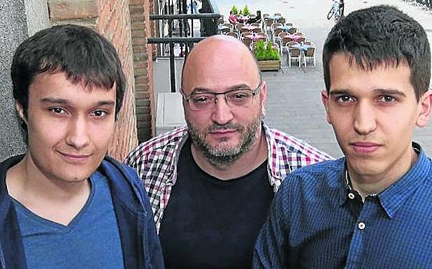 El profesor de la Escuela de Ingeniería Informática, Juan José Sánchez, flanqueado por los alumnos Pablo Martínez (derecha) y José Miguel Moreno, autores del informe sobre el wi-fi del campus. 