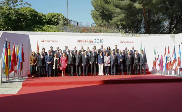 Foto de familia a las puertas del Palacio de Congresos de autoridades y responsables de Universia, junto al Rey Felipe VI. 
