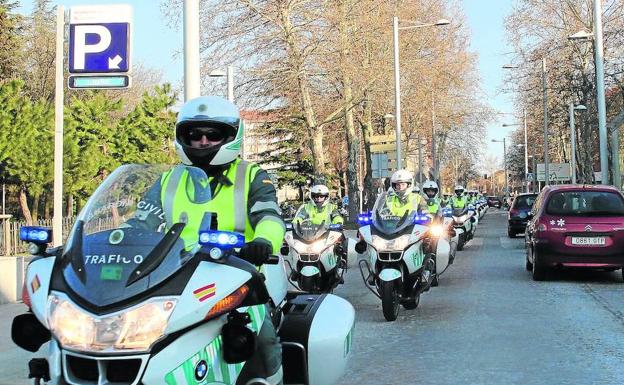 Motoristas de la Guardia Civil circulan por la avenida Padre Claret de la capital segoviana. 
