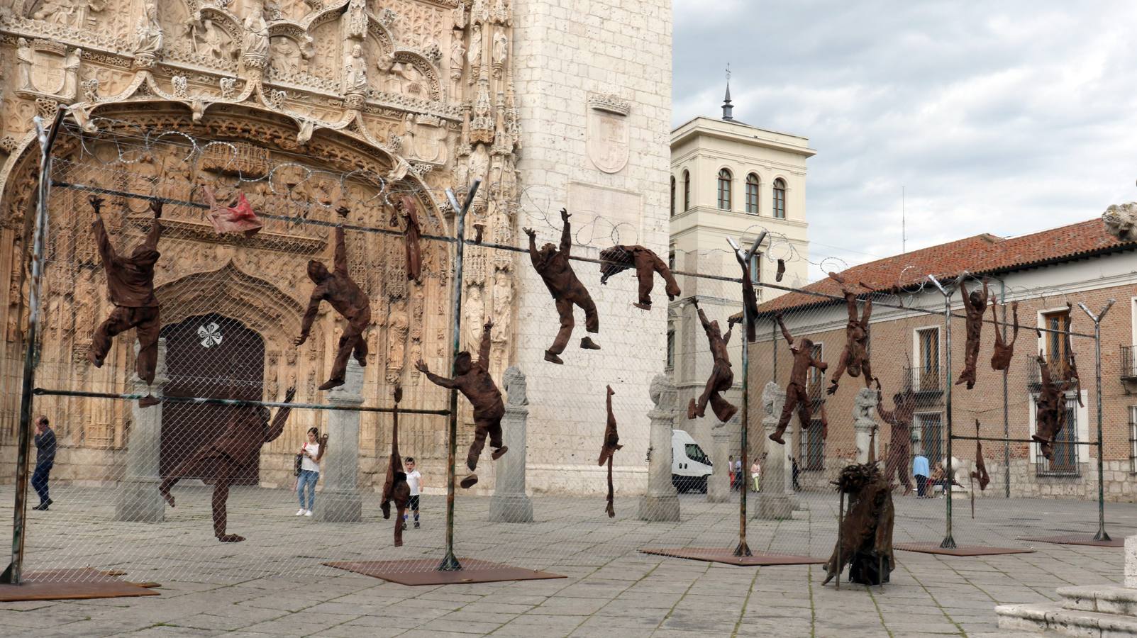 La instalación del escultor vallisoletano Eduardo Cuadrado permanecerá frente a la fachada de la iglesia hasta el domingo, dentro de la programación del TAC