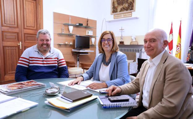 El alcalde de Lomas de Campos, a la izquierda, en la visita a la Diputación. 