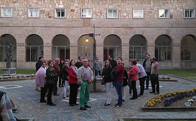 Grupo de personas durante una de las visitas realizadas. 