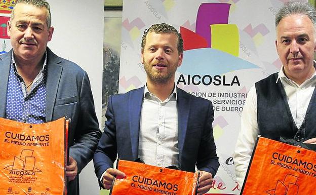 El concejal Héctor González, entre Santiago Sánchez y J. Carlos González, de la directiva de Aicosla.