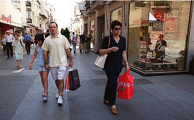 Gente de compras en la Calle Santiago.
