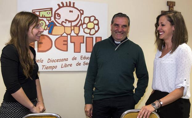 Aída Cuéllar (i) y Alejandra Gómez (d), de Edetil, junto al nuevo director, el sacerdote Francisco Jimeno.