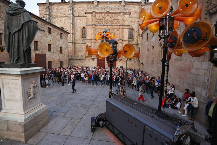 Las sirenas de Mécanique Vivante ponen en marcha el 'Viaje del tiempo' del festival salmantino