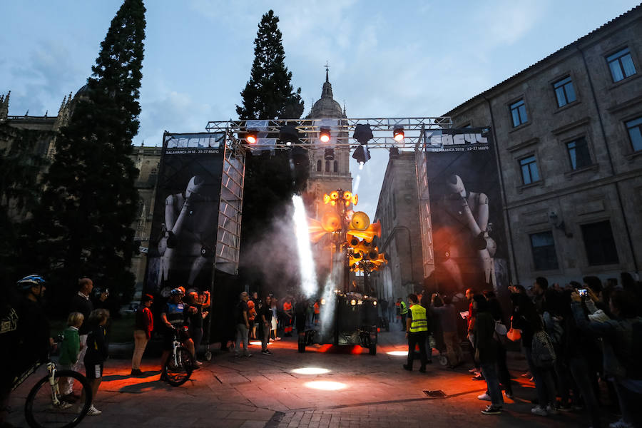 Las sirenas de Mécanique Vivante ponen en marcha el 'Viaje del tiempo' del festival salmantino