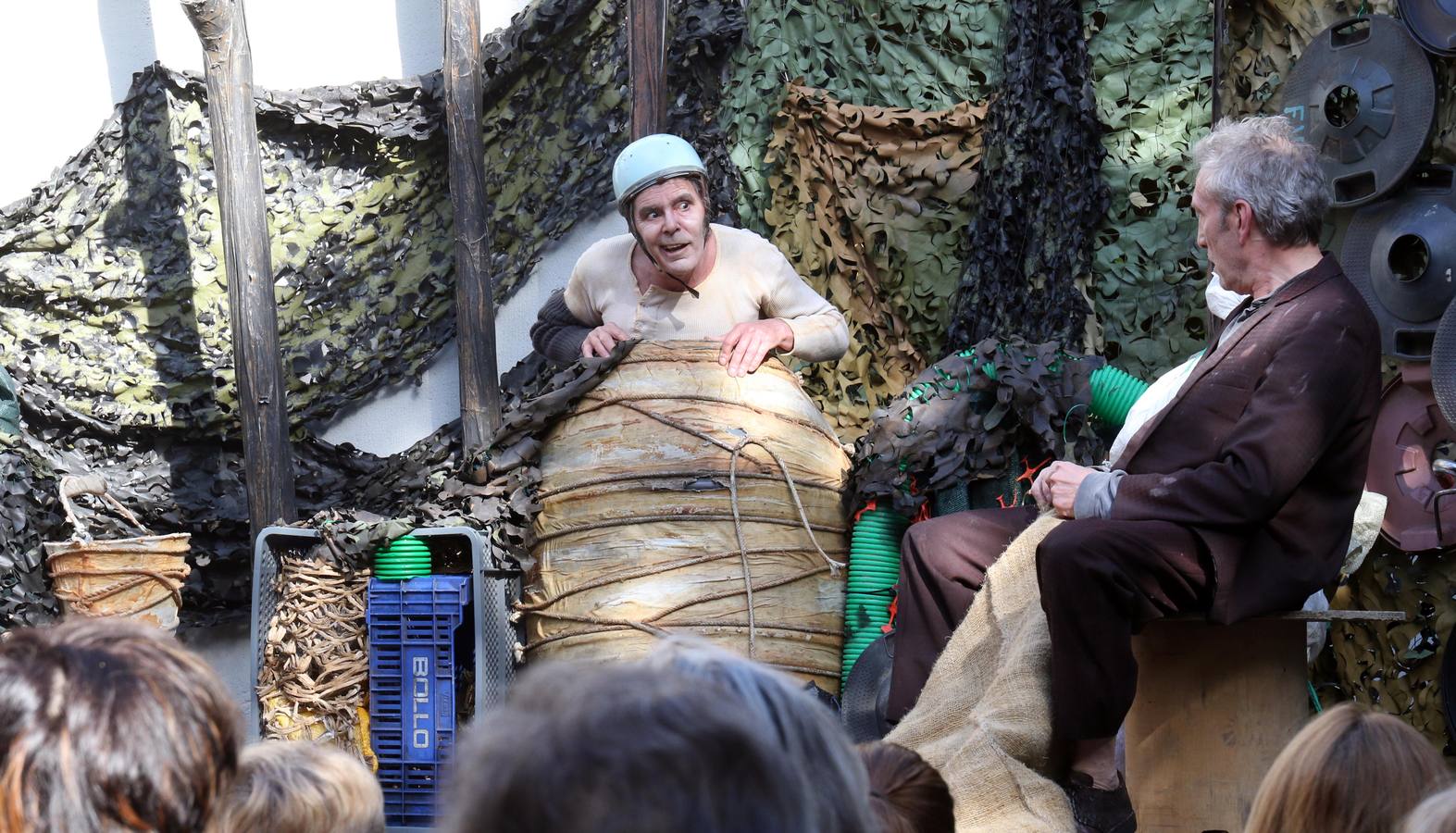 56 compañías desfilarán desde hoy y hasta el próximo domingo con actuaciones que van desde el mero espectáculo de entretenimiento hasta la denuncia de temas tan profundos como la emigración, la lucha de clases...