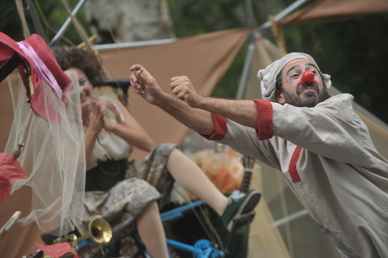 56 compañías desfilarán desde hoy y hasta el próximo domingo con actuaciones que van desde el mero espectáculo de entretenimiento hasta la denuncia de temas tan profundos como la emigración, la lucha de clases...