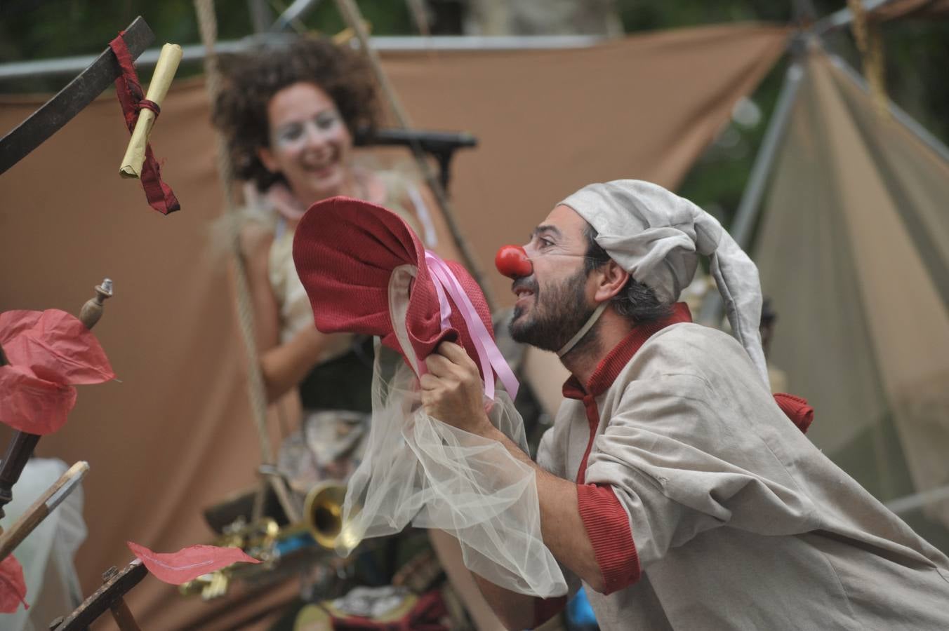 56 compañías desfilarán desde hoy y hasta el próximo domingo con actuaciones que van desde el mero espectáculo de entretenimiento hasta la denuncia de temas tan profundos como la emigración, la lucha de clases...