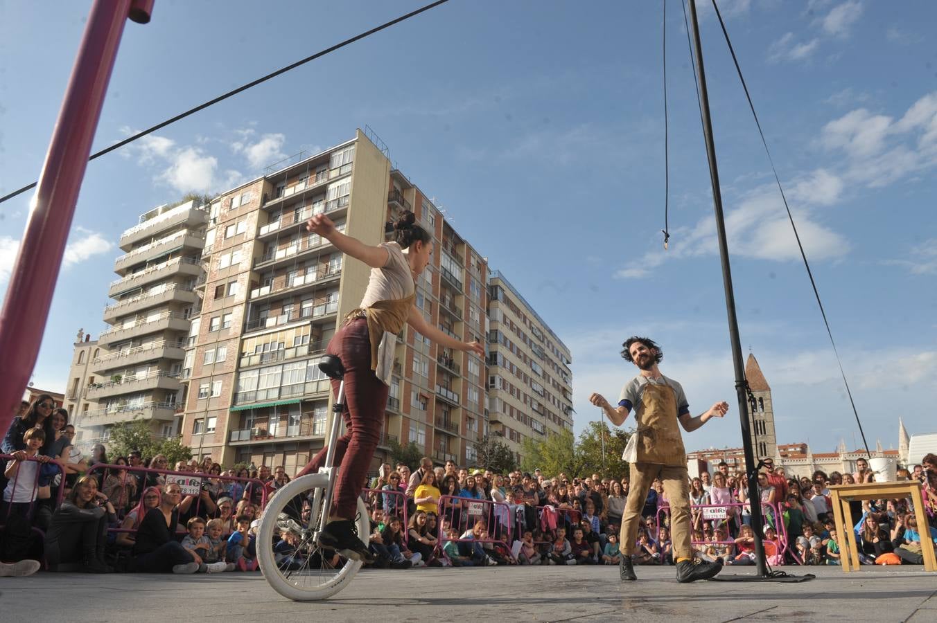 56 compañías desfilarán desde hoy y hasta el próximo domingo con actuaciones que van desde el mero espectáculo de entretenimiento hasta la denuncia de temas tan profundos como la emigración, la lucha de clases...