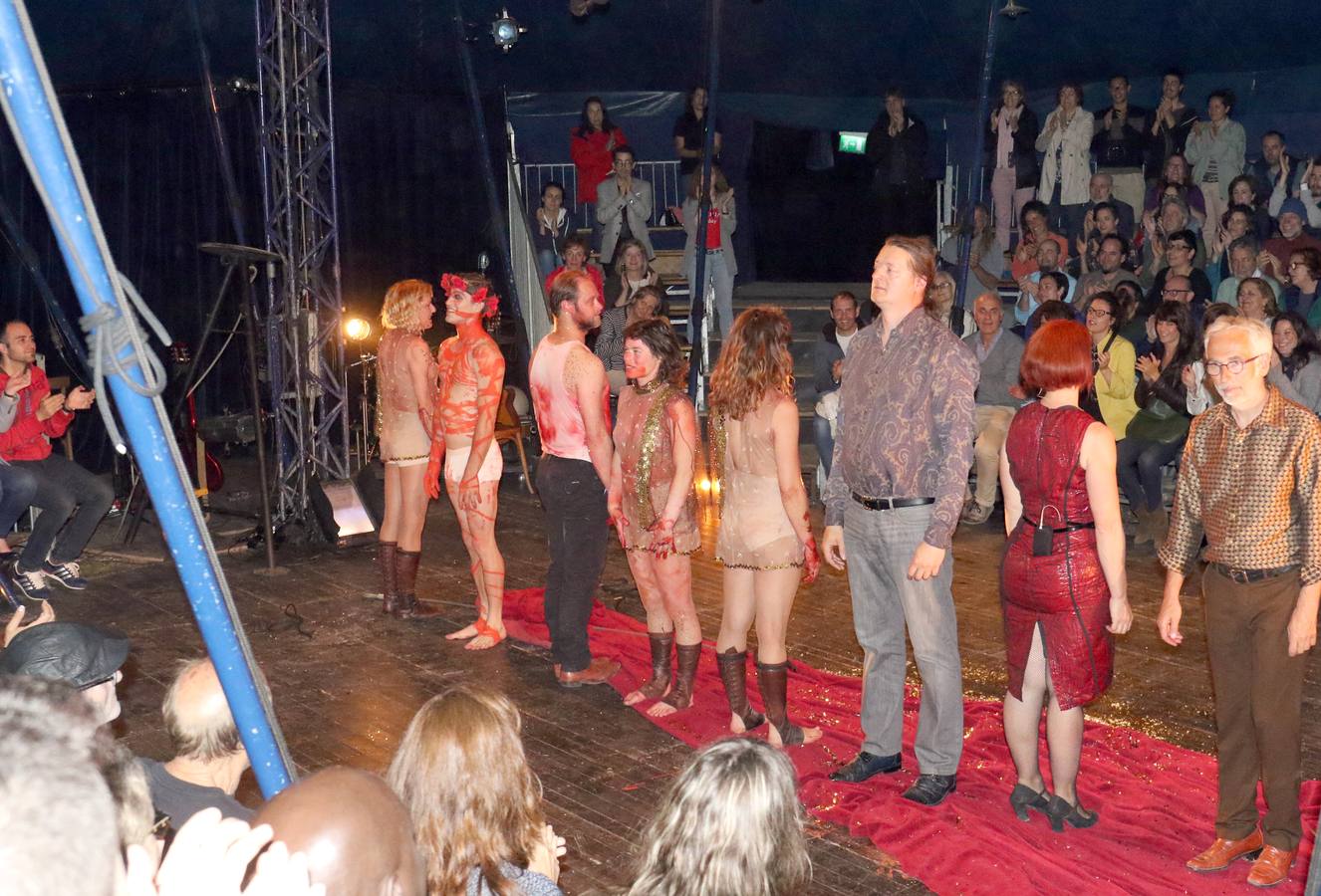 56 compañías desfilarán desde hoy y hasta el próximo domingo con actuaciones que van desde el mero espectáculo de entretenimiento hasta la denuncia de temas tan profundos como la emigración, la lucha de clases...