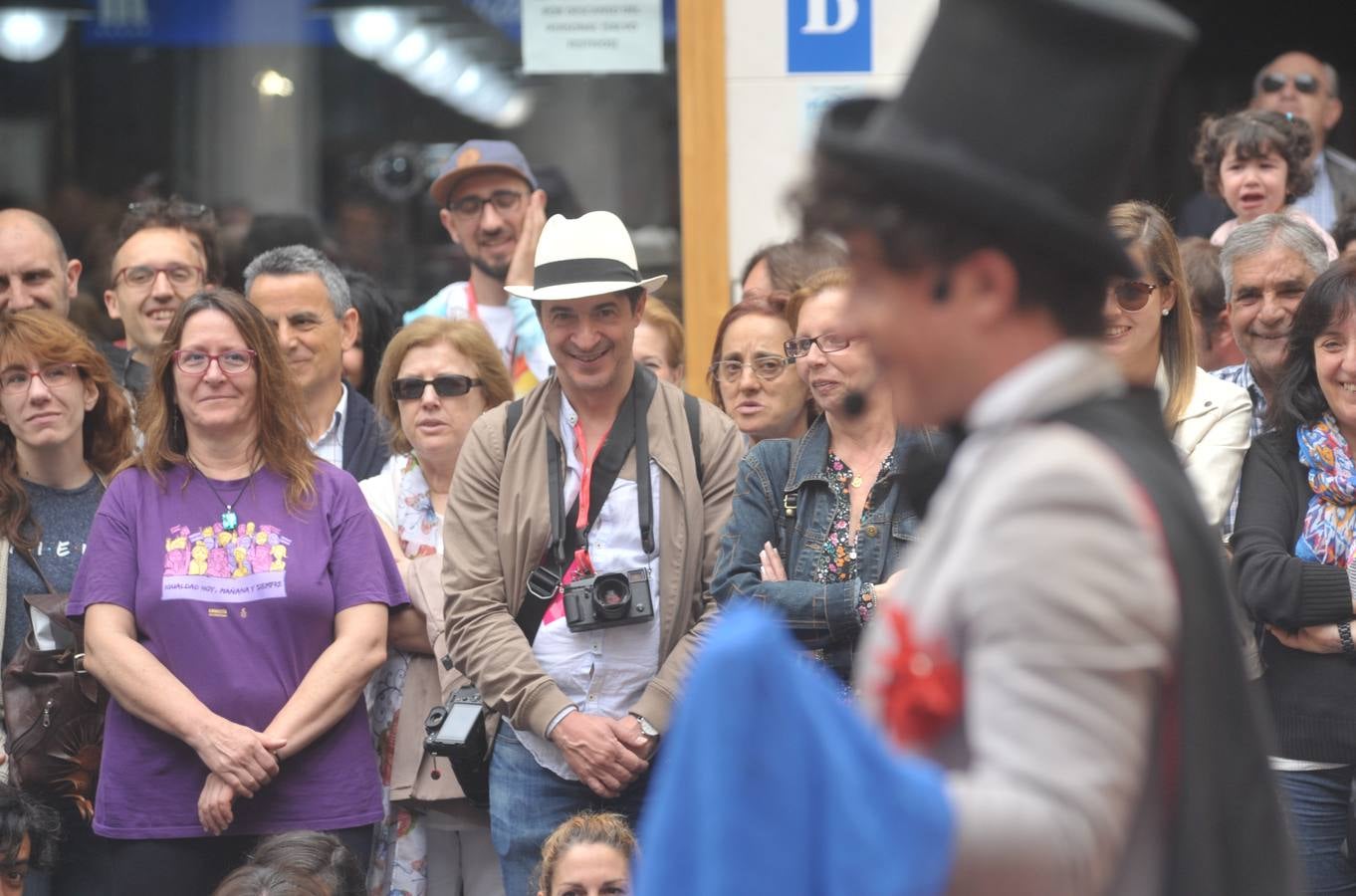 56 compañías desfilarán desde hoy y hasta el próximo domingo con actuaciones que van desde el mero espectáculo de entretenimiento hasta la denuncia de temas tan profundos como la emigración, la lucha de clases...