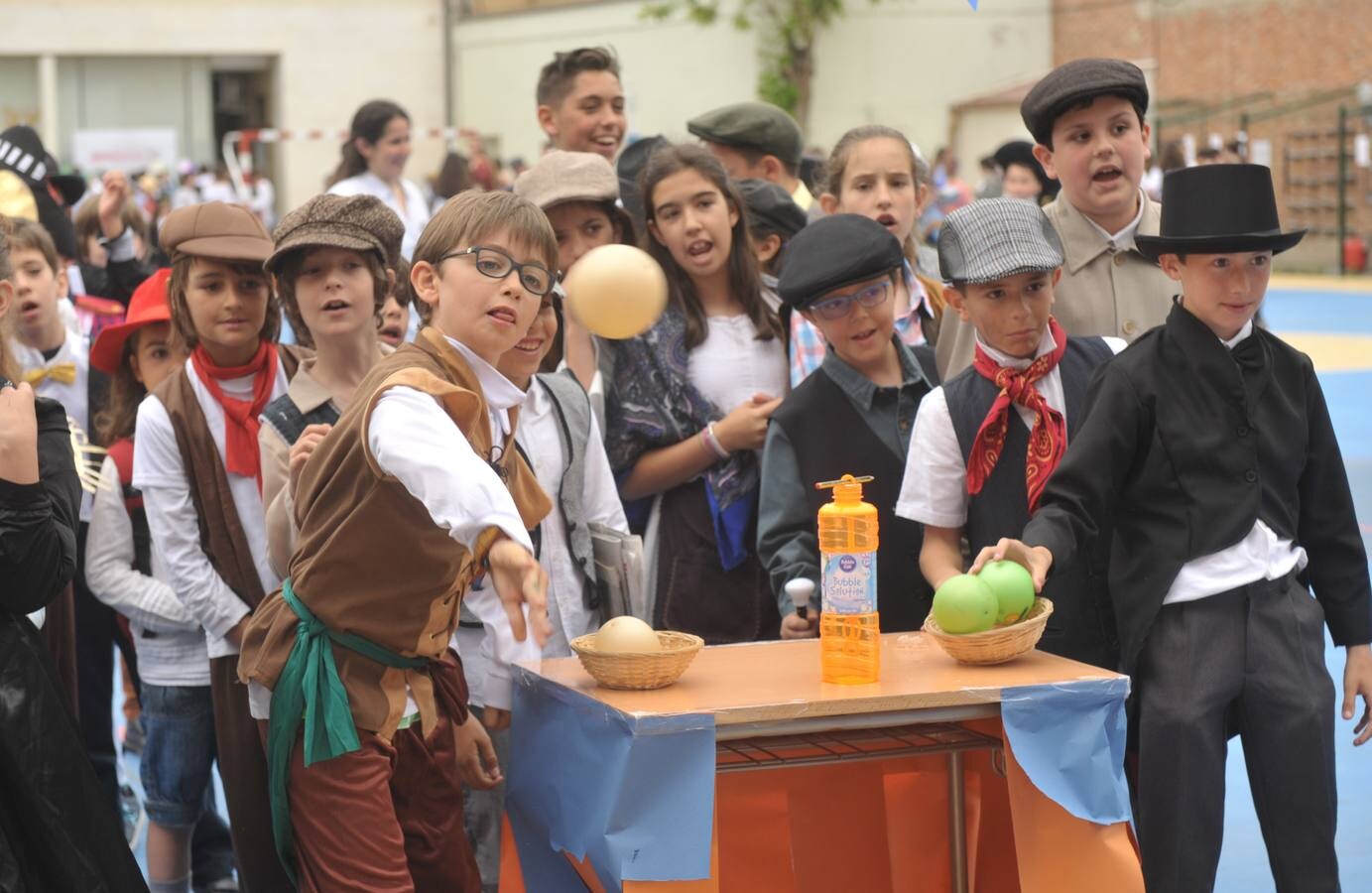 Con motivo del 150 aniversario del centro los alumnos han disfrutado hoy de la jornada 'Un día por el Valladolid del siglo XIX: ferias, gremios artesanales y espectáculos'