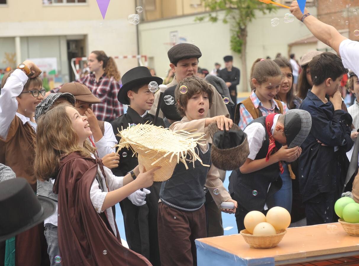 Con motivo del 150 aniversario del centro los alumnos han disfrutado hoy de la jornada 'Un día por el Valladolid del siglo XIX: ferias, gremios artesanales y espectáculos'