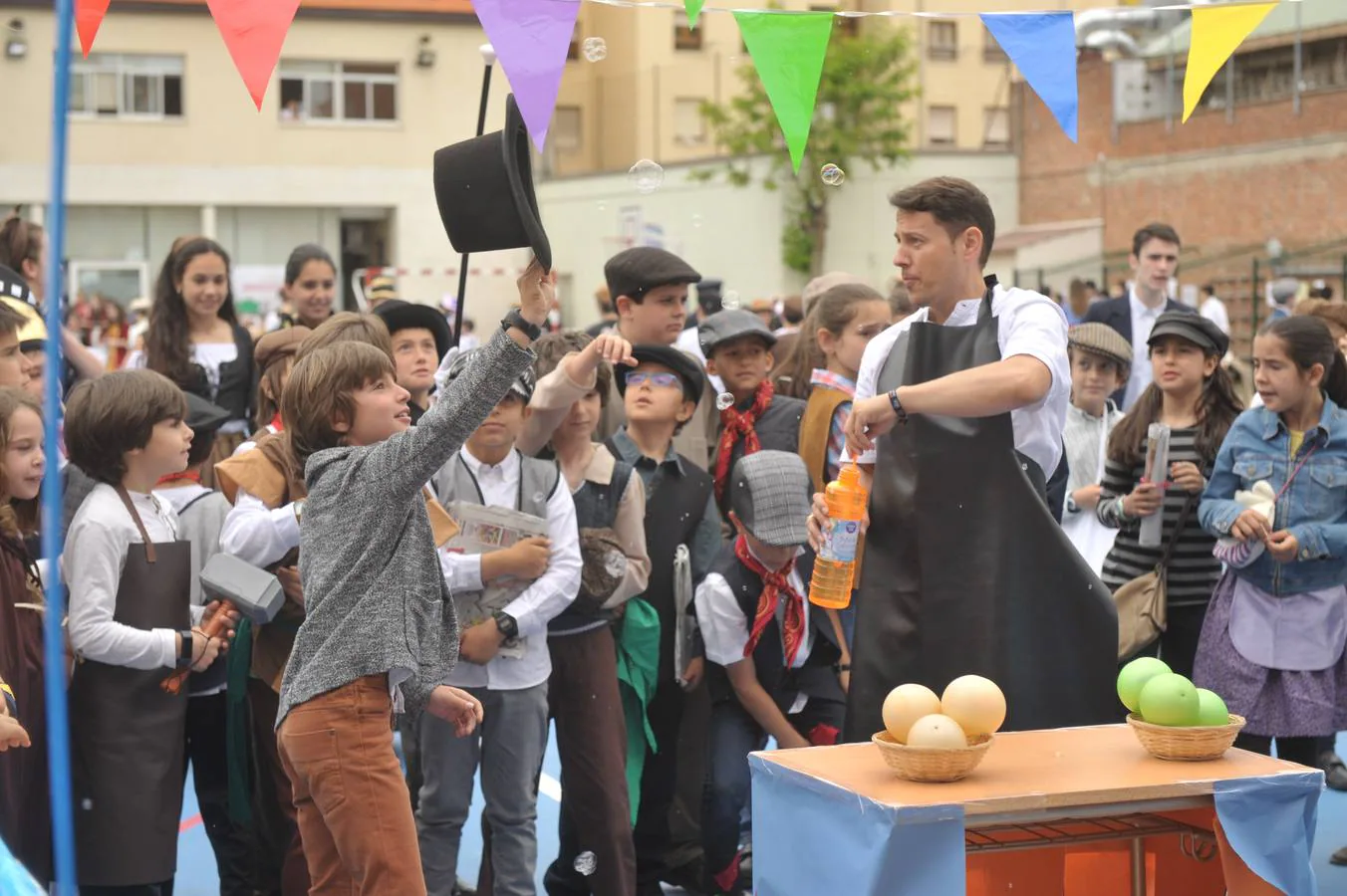 Con motivo del 150 aniversario del centro los alumnos han disfrutado hoy de la jornada 'Un día por el Valladolid del siglo XIX: ferias, gremios artesanales y espectáculos'