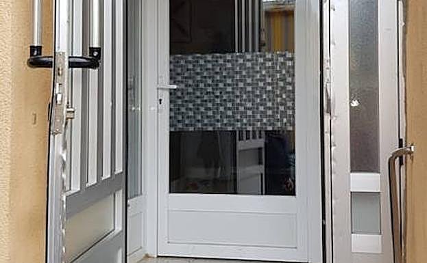 Puerta del bar forzada.