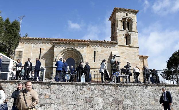 Varias personas, en el entorno de Santa Cecilia, en la jornada de inauguración de Las Edades. 