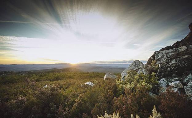 El municipio se encuentra rodeado de la Sierra de la Culebra, en Zamora; y el Parque Natural de Montesinho y los Tras-os-Montes. 