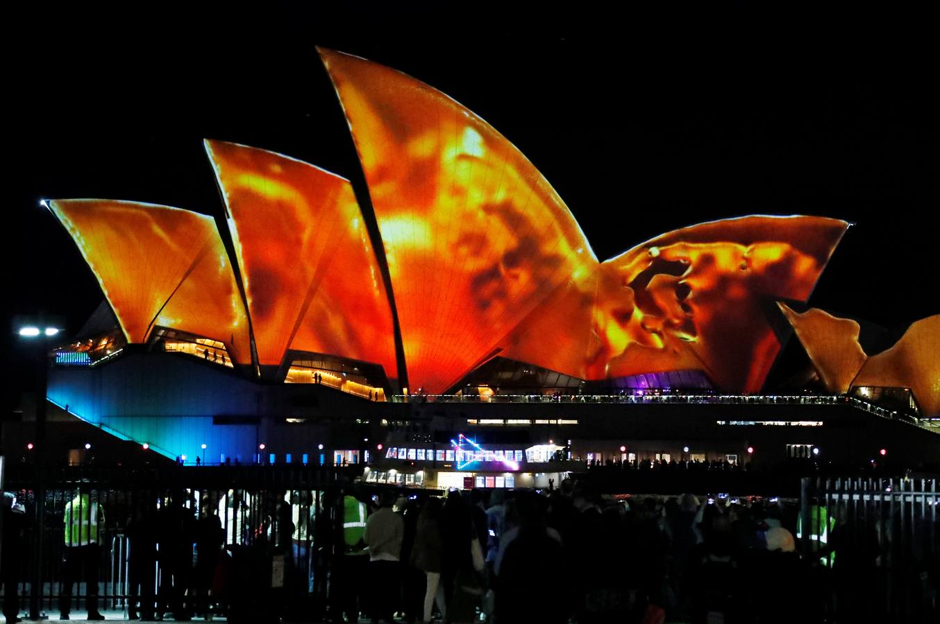 Esculturas digitales en movimiento inspiradas en la naturaleza australiana decoran la Casa de la Ópera de Sídney, en la inauguración del décimo Festival Vivid de luces, música e ideas