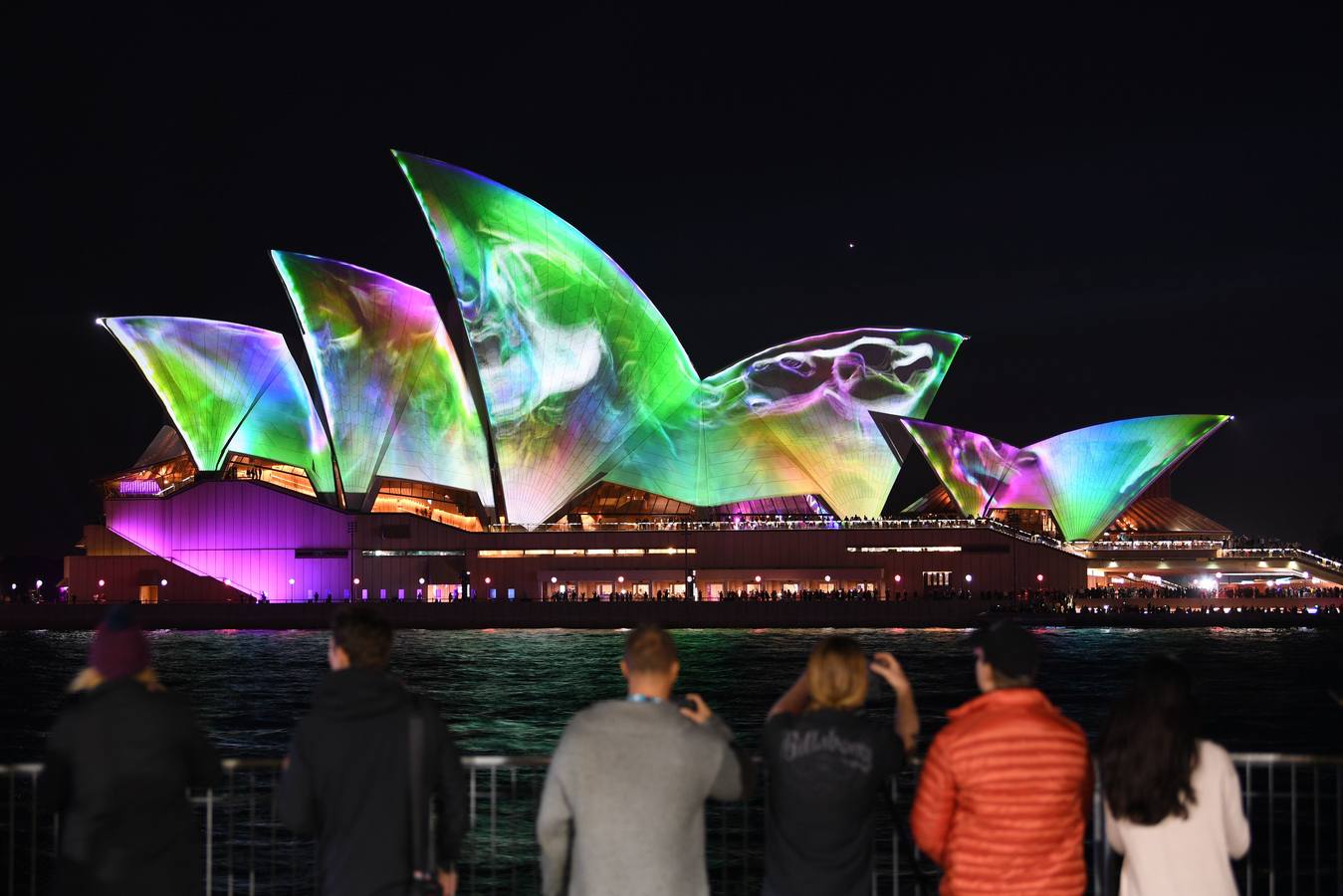Esculturas digitales en movimiento inspiradas en la naturaleza australiana decoran la Casa de la Ópera de Sídney, en la inauguración del décimo Festival Vivid de luces, música e ideas