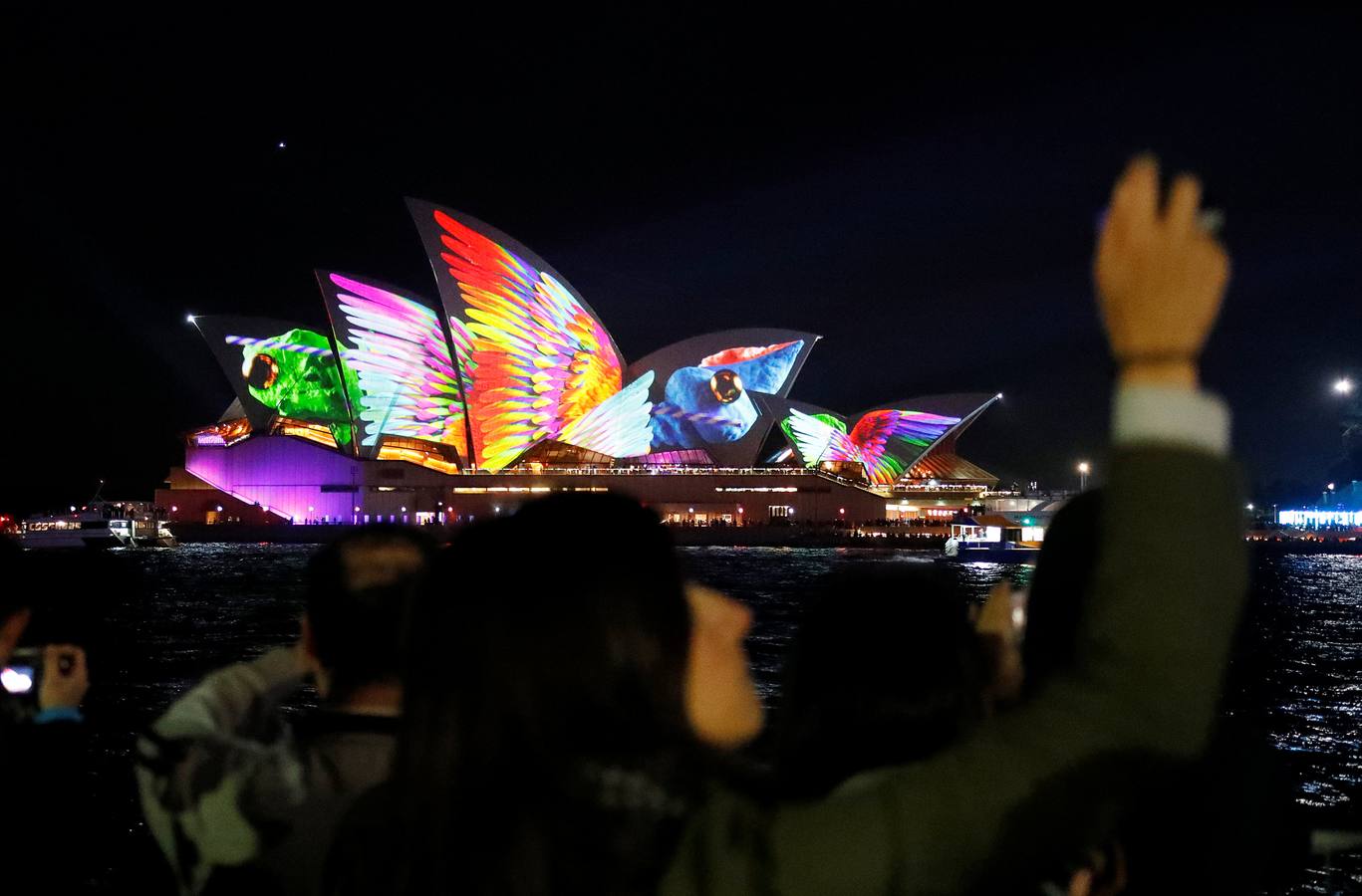 Esculturas digitales en movimiento inspiradas en la naturaleza australiana decoran la Casa de la Ópera de Sídney, en la inauguración del décimo Festival Vivid de luces, música e ideas