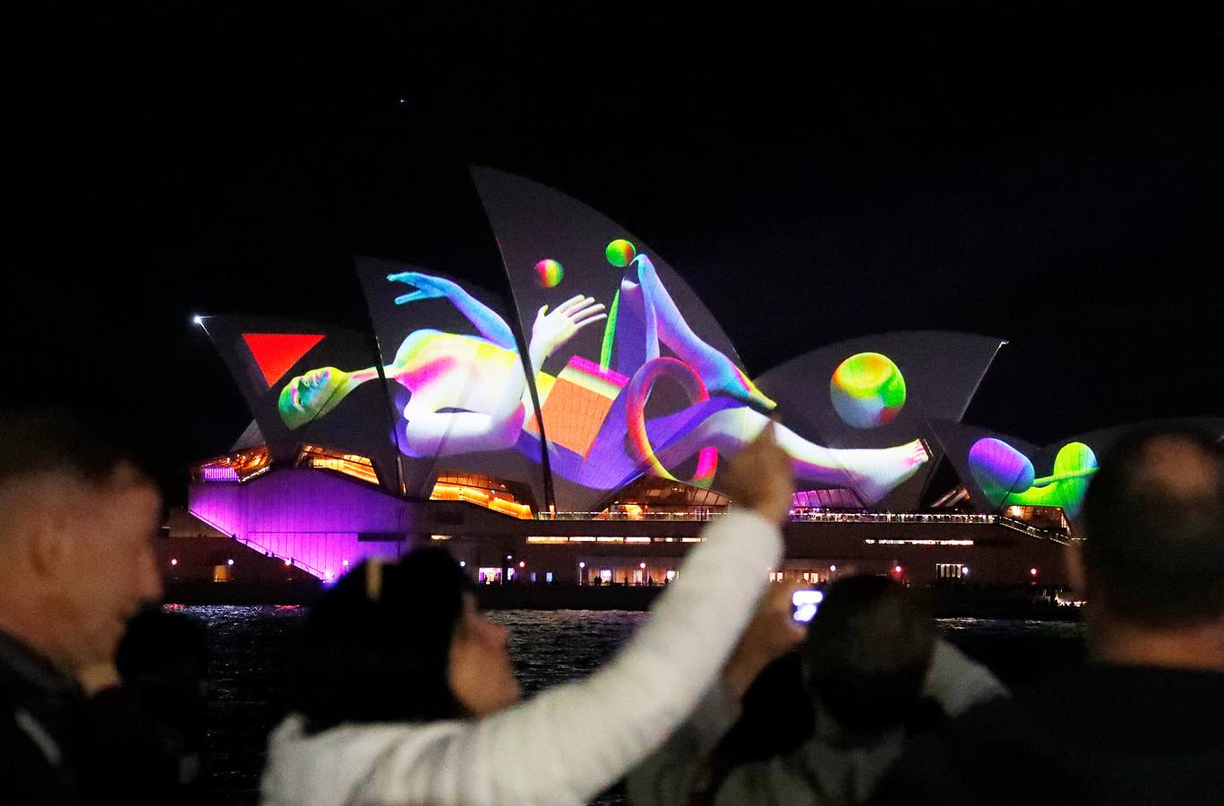 Esculturas digitales en movimiento inspiradas en la naturaleza australiana decoran la Casa de la Ópera de Sídney, en la inauguración del décimo Festival Vivid de luces, música e ideas