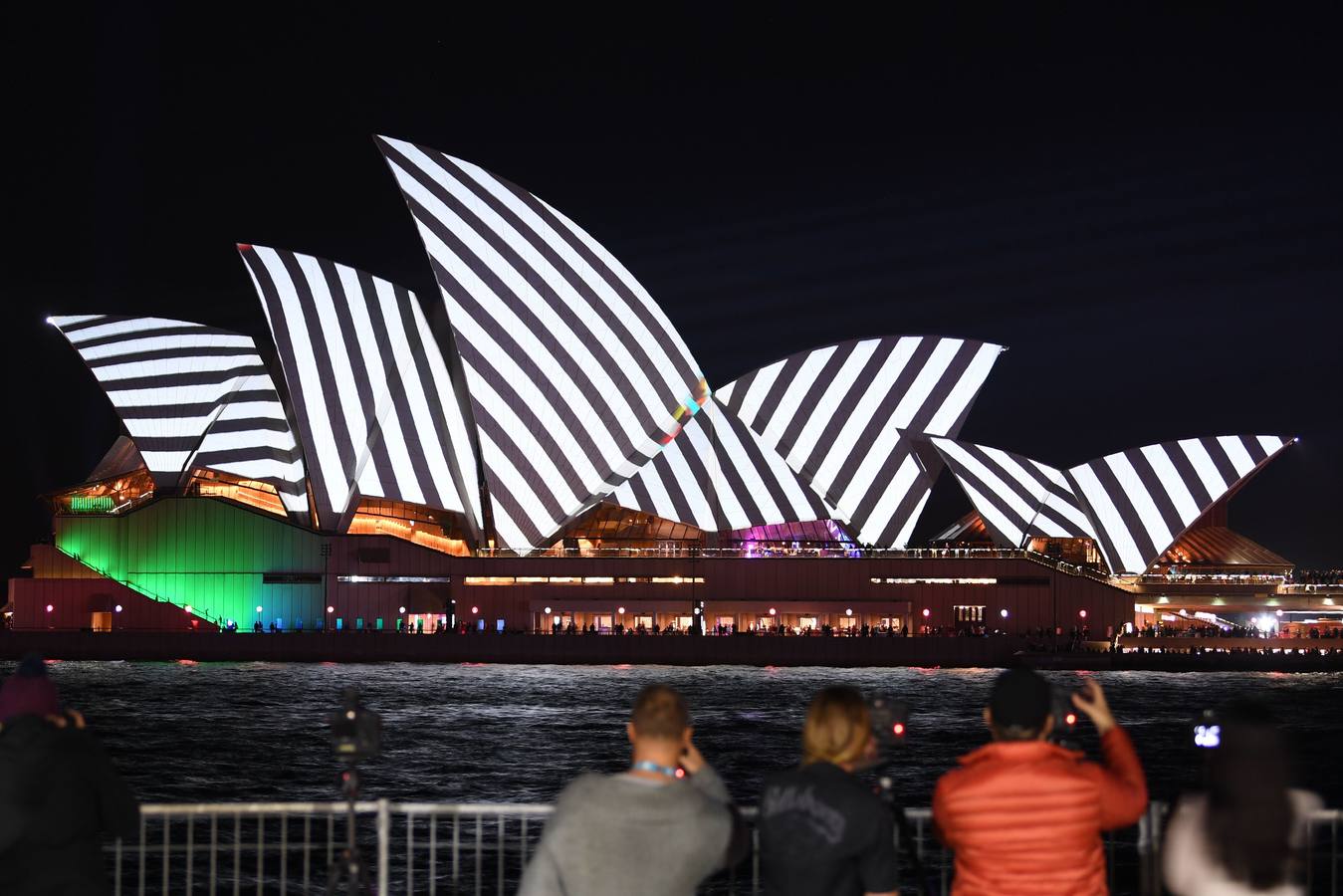 Esculturas digitales en movimiento inspiradas en la naturaleza australiana decoran la Casa de la Ópera de Sídney, en la inauguración del décimo Festival Vivid de luces, música e ideas