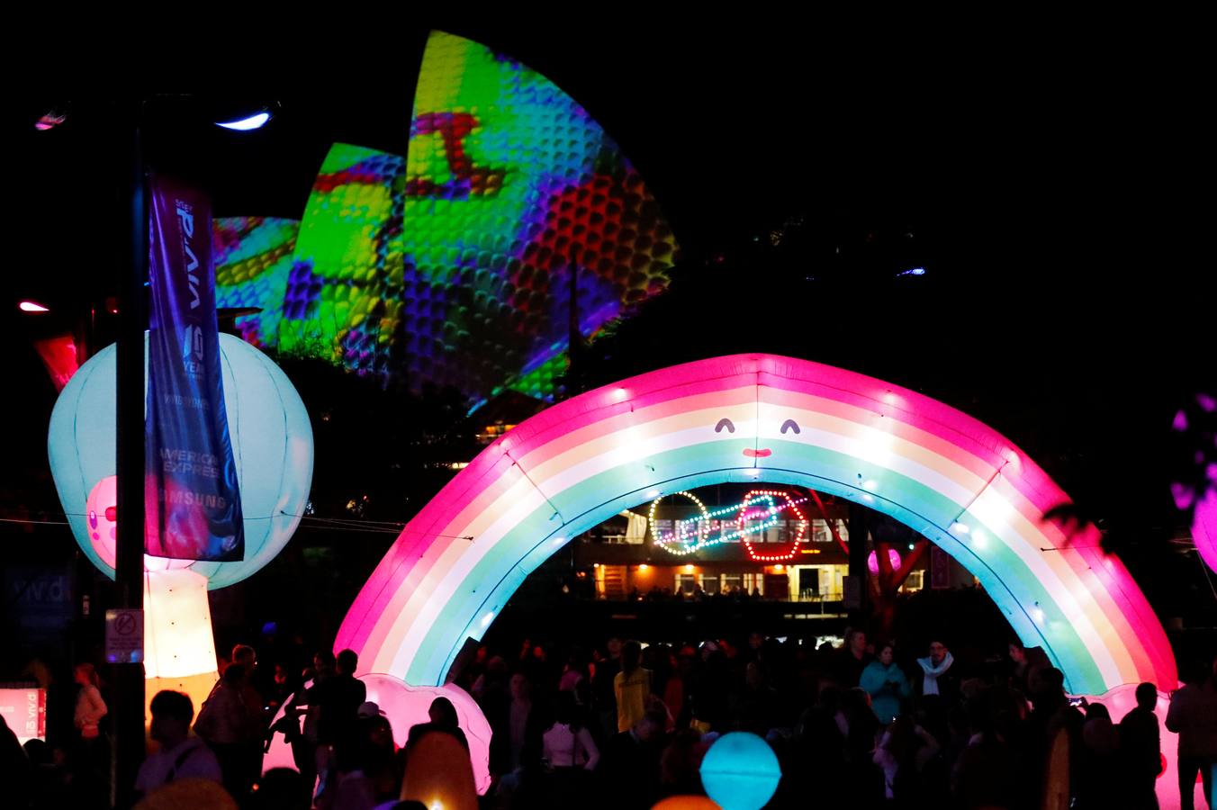 Esculturas digitales en movimiento inspiradas en la naturaleza australiana decoran la Casa de la Ópera de Sídney, en la inauguración del décimo Festival Vivid de luces, música e ideas