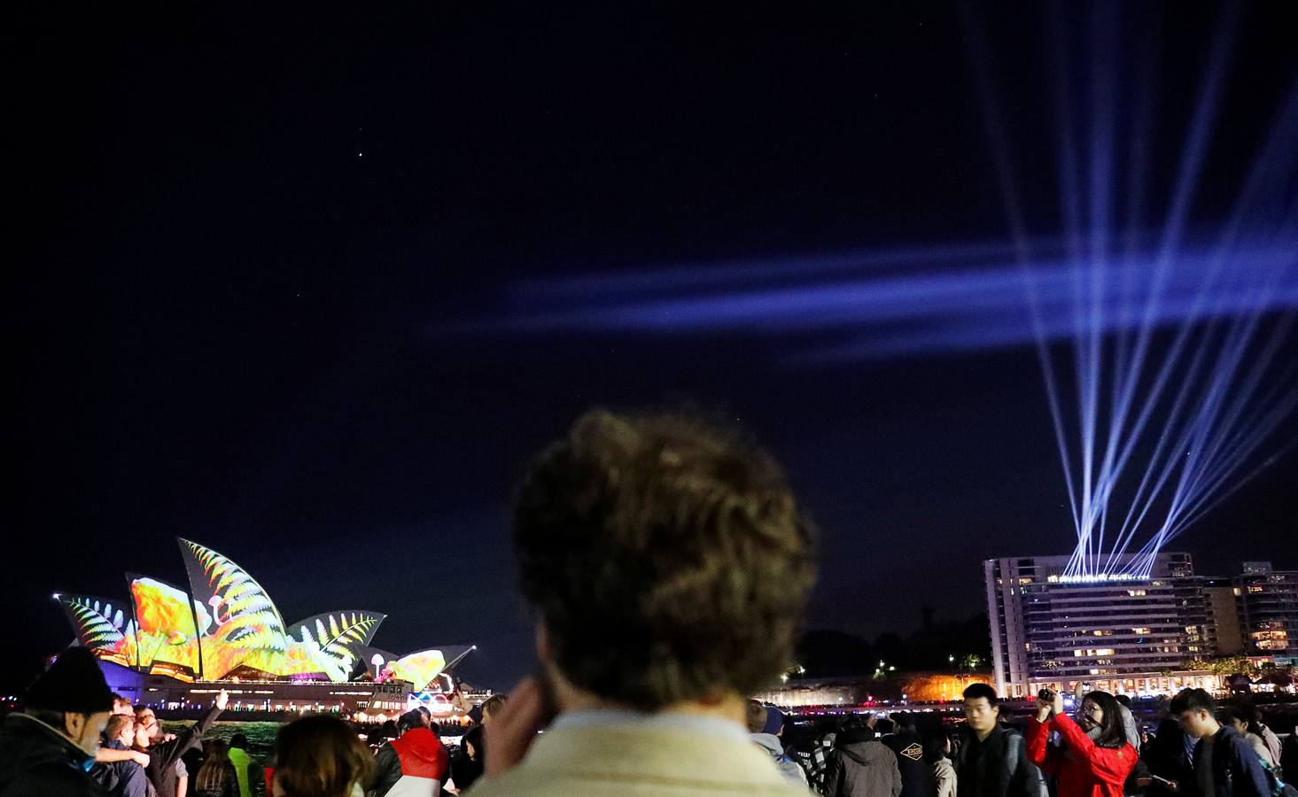 Esculturas digitales en movimiento inspiradas en la naturaleza australiana decoran la Casa de la Ópera de Sídney, en la inauguración del décimo Festival Vivid de luces, música e ideas
