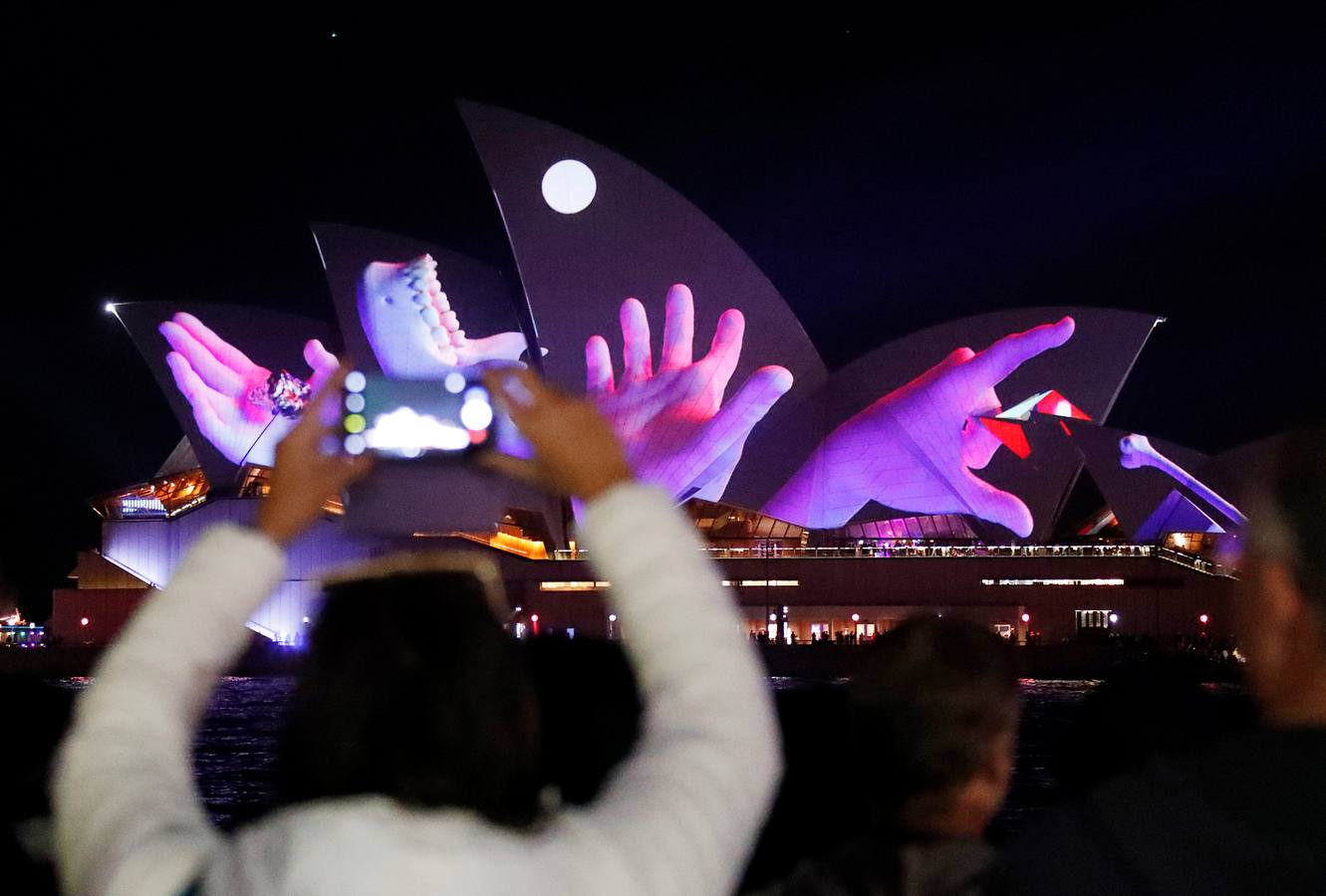 Esculturas digitales en movimiento inspiradas en la naturaleza australiana decoran la Casa de la Ópera de Sídney, en la inauguración del décimo Festival Vivid de luces, música e ideas