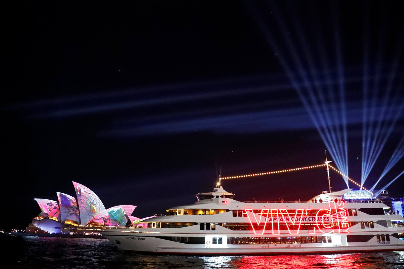 Esculturas digitales en movimiento inspiradas en la naturaleza australiana decoran la Casa de la Ópera de Sídney, en la inauguración del décimo Festival Vivid de luces, música e ideas